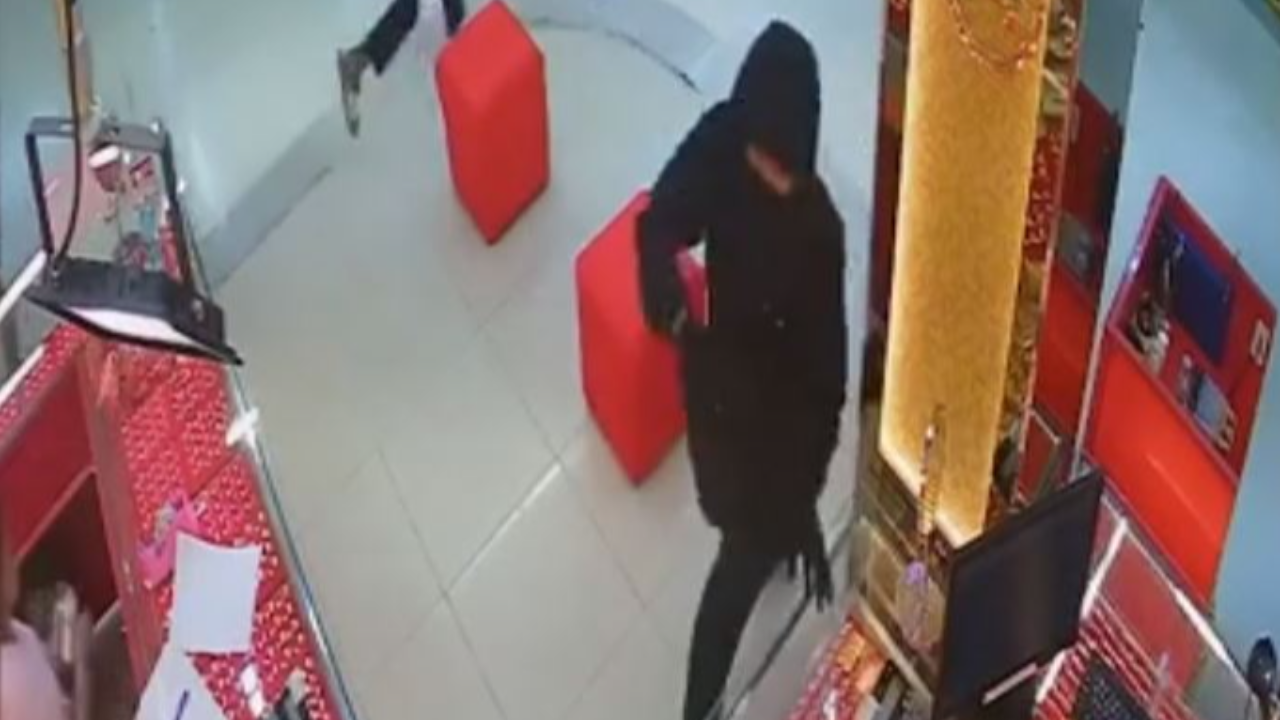 ตร.เร่งแกะรอยลากคอ 2 โจรอุกอาจ ปล้นทองไชยา มูลค่ากว่า 1.2 ล้านบาท 