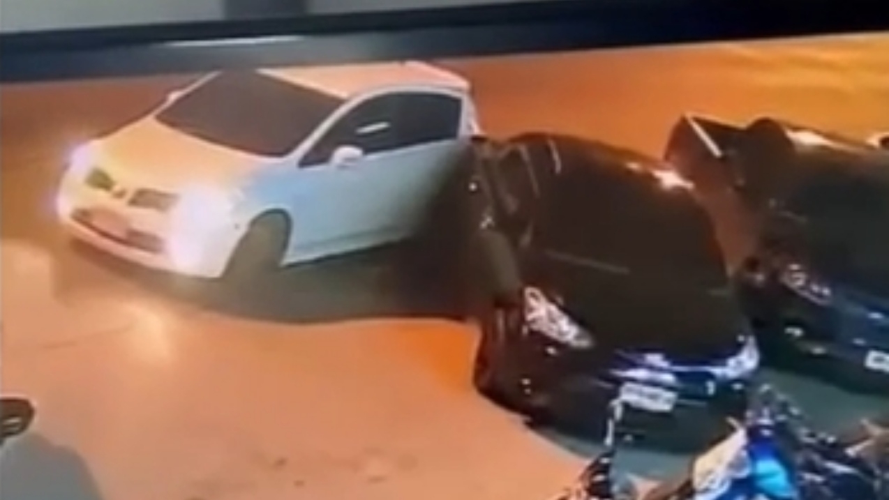 สาวสุดเซ็ง ประกาศตามหา "เก๋งคันสีขาว" หลังถอยชนท้ายรถจนยุบ-สีถลอก