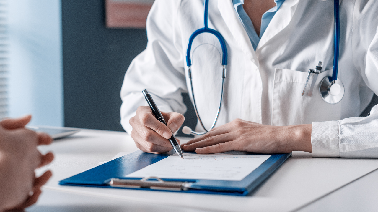 หมอเล่าประสบการณ์ชนะคดี หลังโดนญาติคนไข้ทำร้ายร่างกายในห้องตรวจ