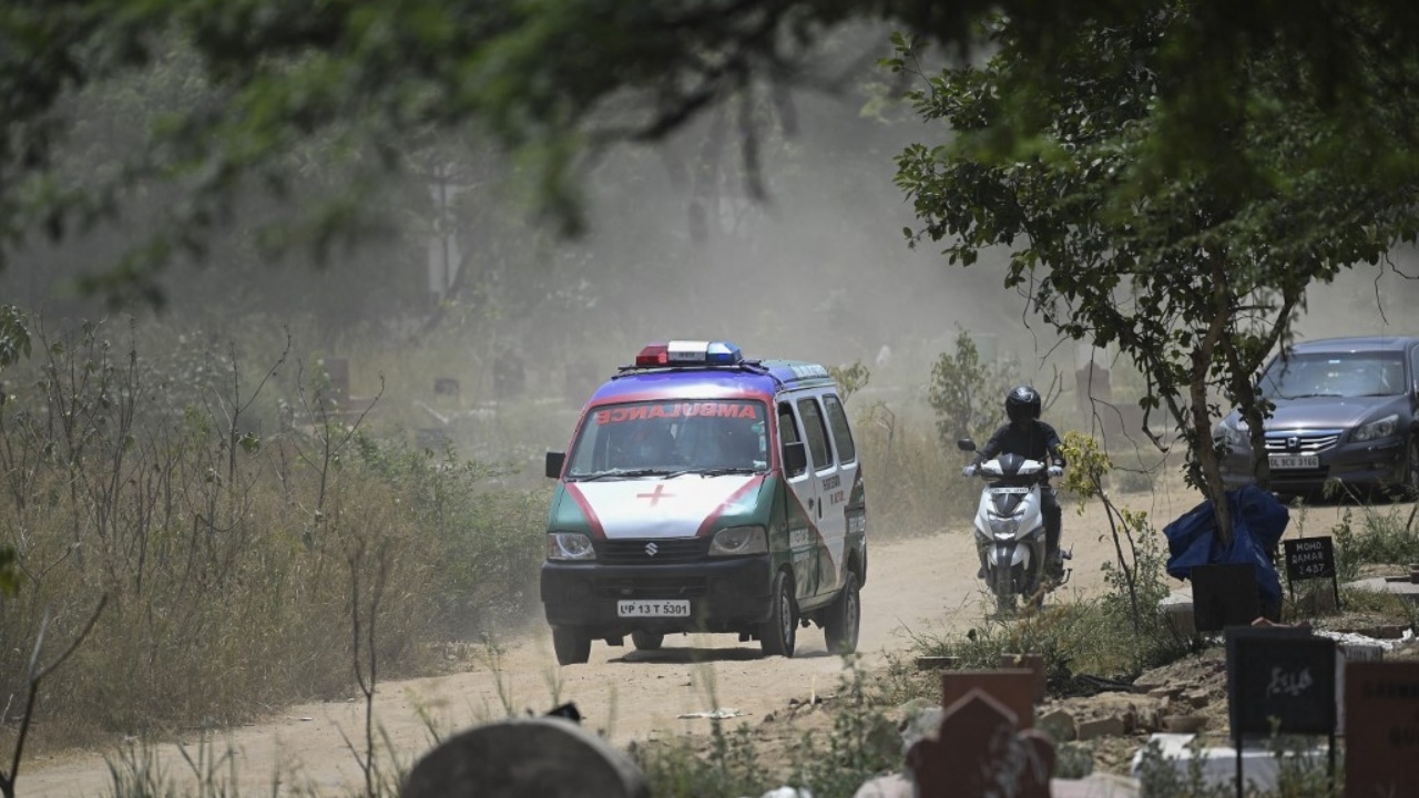 ฮือฮา คุณตาวัย 80 ‘ตายแล้วฟื้น’ หลังรถพยาบาลนำร่างกลับบ้าน ตกหลุมบนถนน