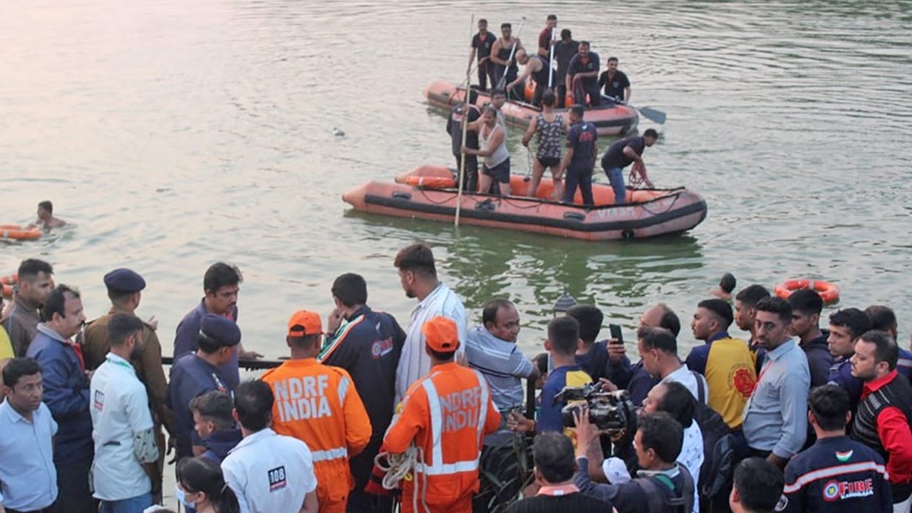 สลด เรือข้ามฟากอินเดียพานักเรียนไปปิกนิก ล่มในทะเลสาบ ดับ 12 ศพ