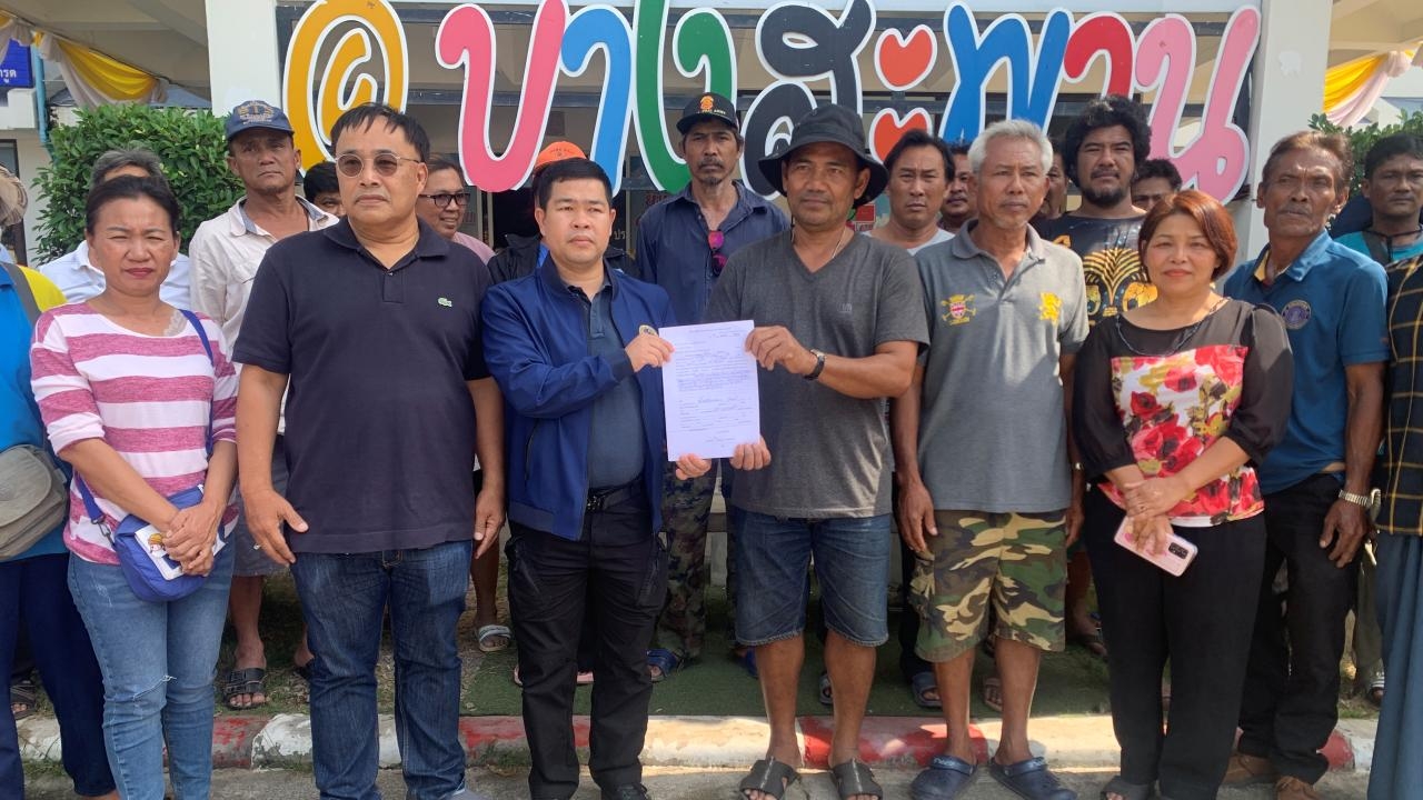 ประมงพื้นบ้านบางสะพานร้องศูนย์ดำรงธรรม โดนเรืออวนลากคู่ ลากอวนปูเสียหาย 