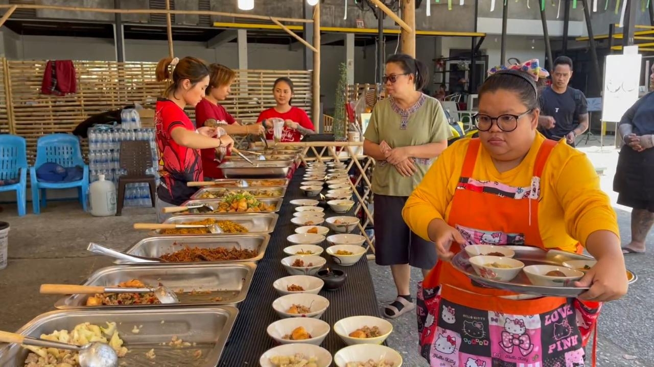 หนุ่มเชียงใหม่ใจดี เปิดร้านข้าวแกง 10 บาท เติมข้าวไม่อั้น ช่วยคนรายได้น้อย