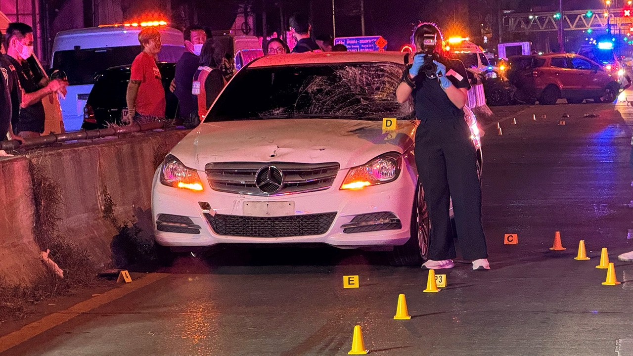 สลดรถชนดับ ป.6 จิตอาสา ช่วยโบกเก๋งยางแตก เกิดอุบัติเหตุซ้ำซ้อน