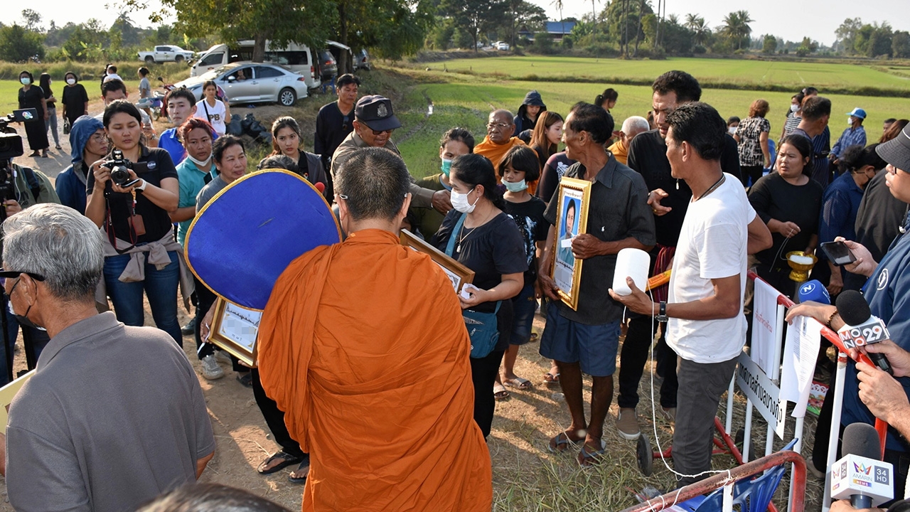 ในหลวงทรงห่วง ครอบครัว 23 ศพ องคมนตรีมอบเงินสงเคราะห์ฯ พิสูจน์ได้แล้ว 14 พิธีเชิญวิญญาณ