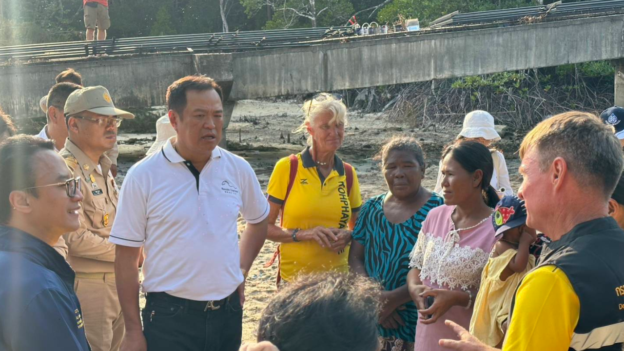 “อนุทิน” นำคณะ มท.ลุย "เกาะพยาม" จ.ระนอง ช่วยนักเรียน แก้ "สะพานพัง" 