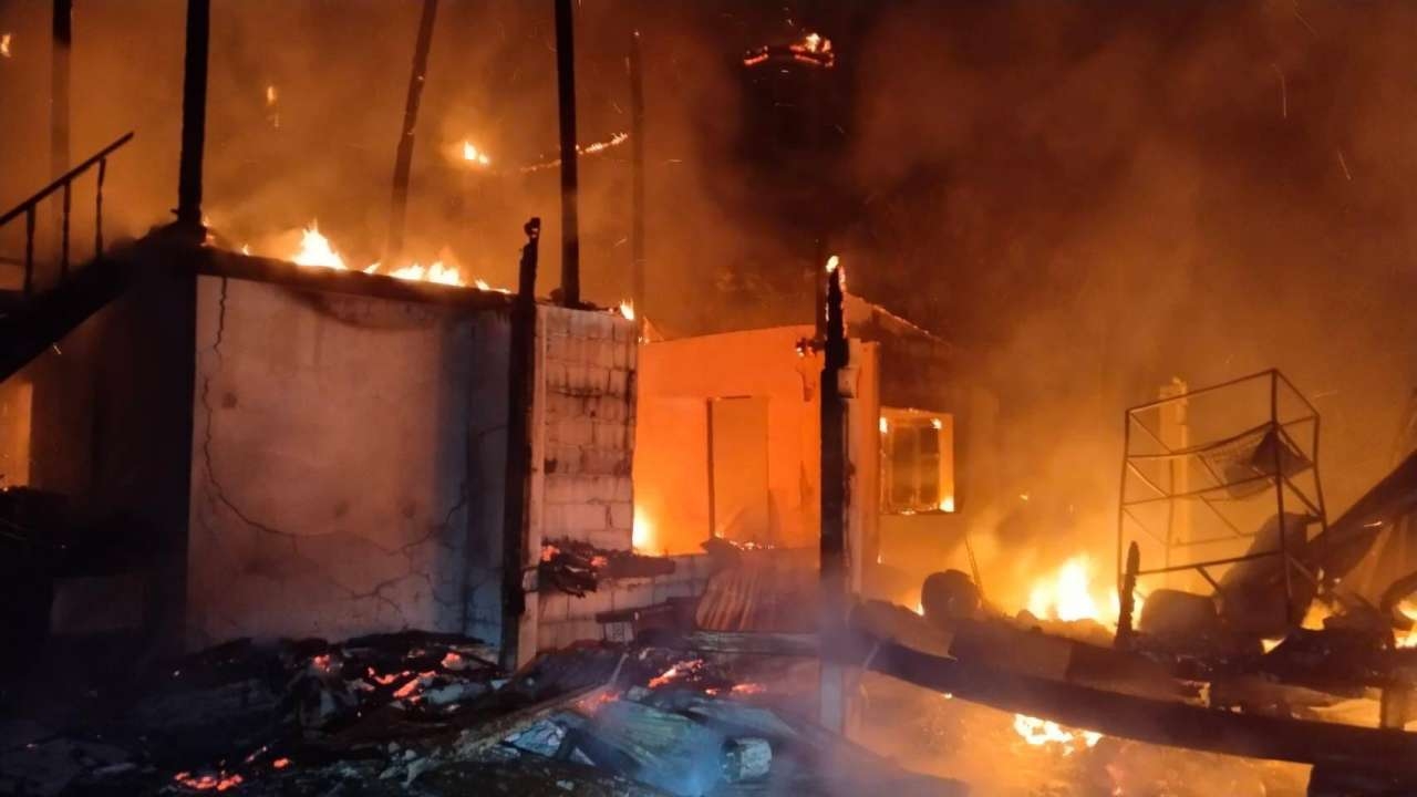 ไฟไหม้กลางดึกเมืองพิจิตร เผาวอดบ้าน 1 หลัง พบ 3 ชีวิตตายคากองเพลิง