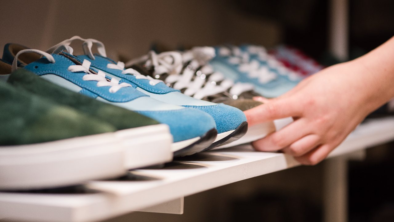 สีรองเท้ามงคล 2567 ตามวันเกิดและราศี สีไหนเสริมดวงดี เช็กได้ที่นี่