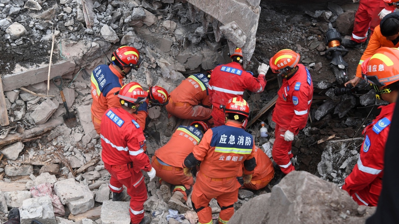 กู้ภัยยูนนานแข่งกับเวลา ค้นหาคนติดใต้ดินถล่ม ล่าสุดยอดตายเพิ่มเป็น 11 ศพ