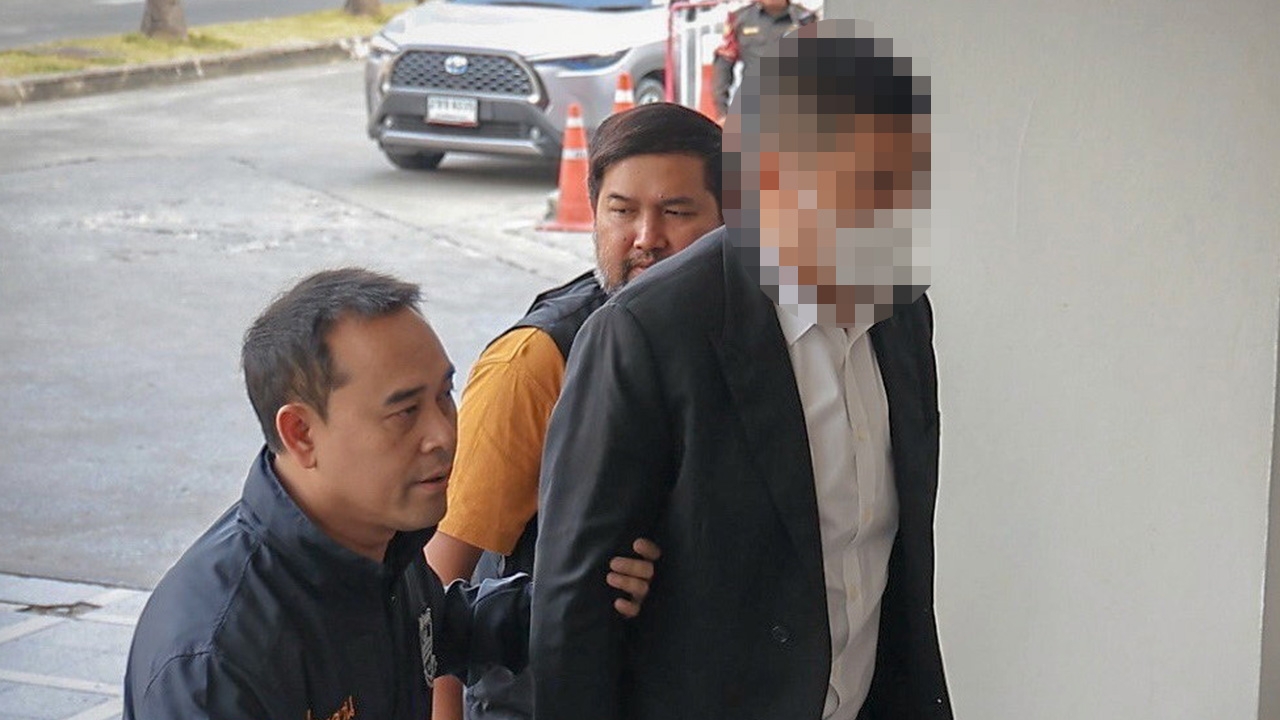 สอบ 3 ชม. “เฮียเก้า” ปฏิเสธลอบส่งตีนไก่ บินมามอบตัว เชือด 4 ข้อหา!