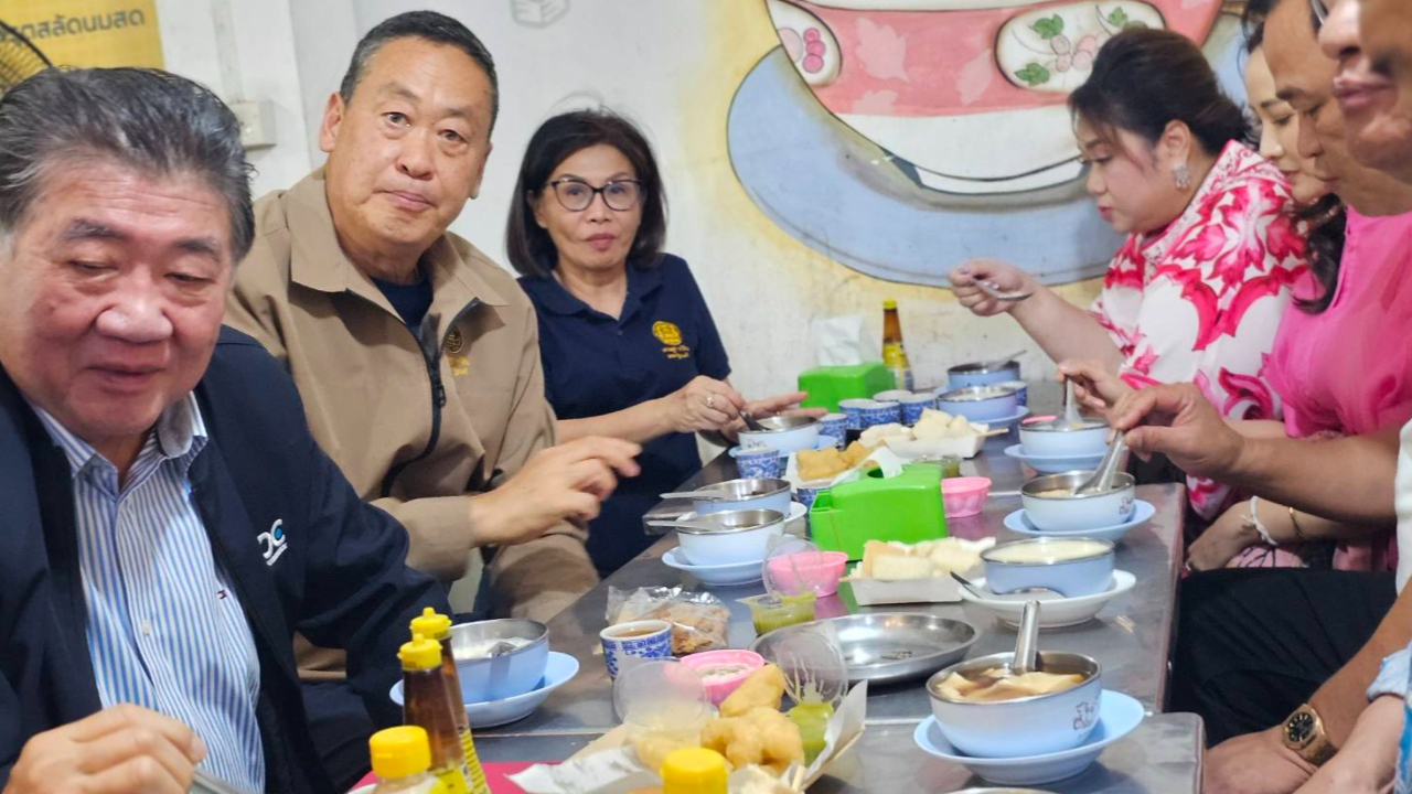 นายกฯ นำคณะครม.นั่งร้านดัง น้ำเต้าหู้ดังโต้รุ่ง ชาวระนองแห่เซลฟี่