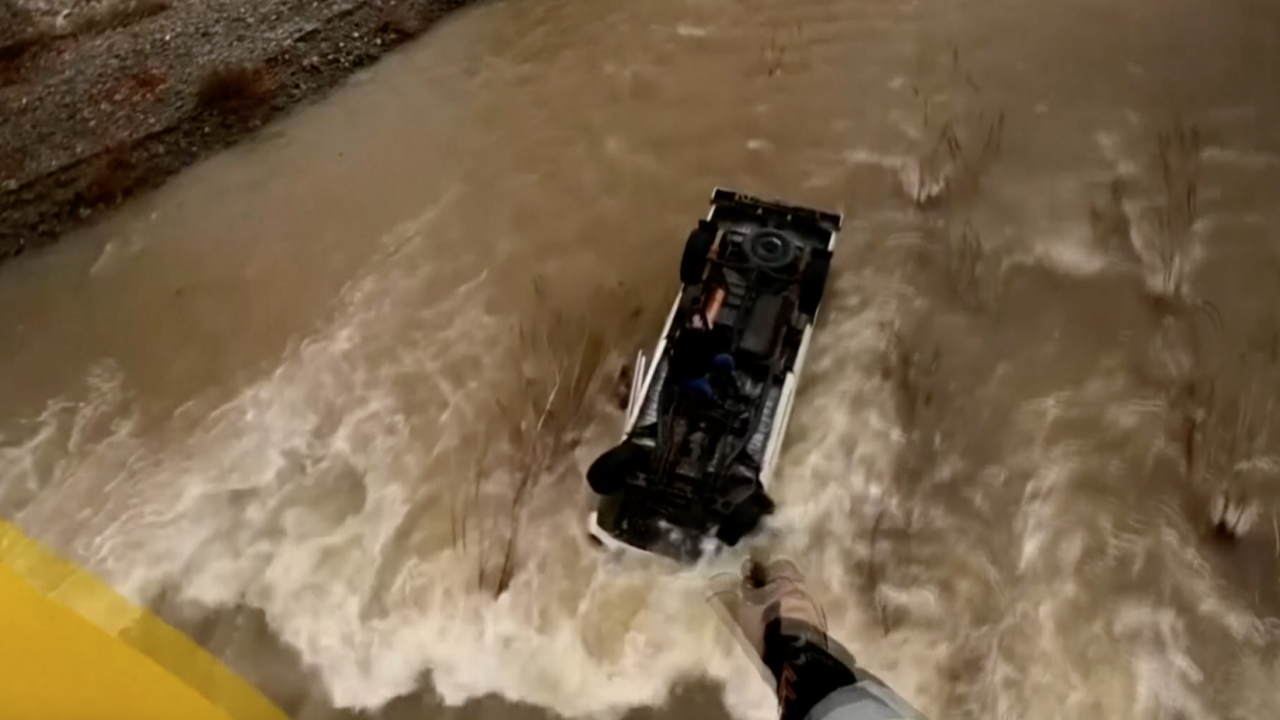 กู้ภัยใช้ ฮ.ช่วยชีวิตหญิงอเมริกัน ติดอยู่บนรถคว่ำกลางแม่น้ำนานเกือบ 15 ชม. (คลิป)