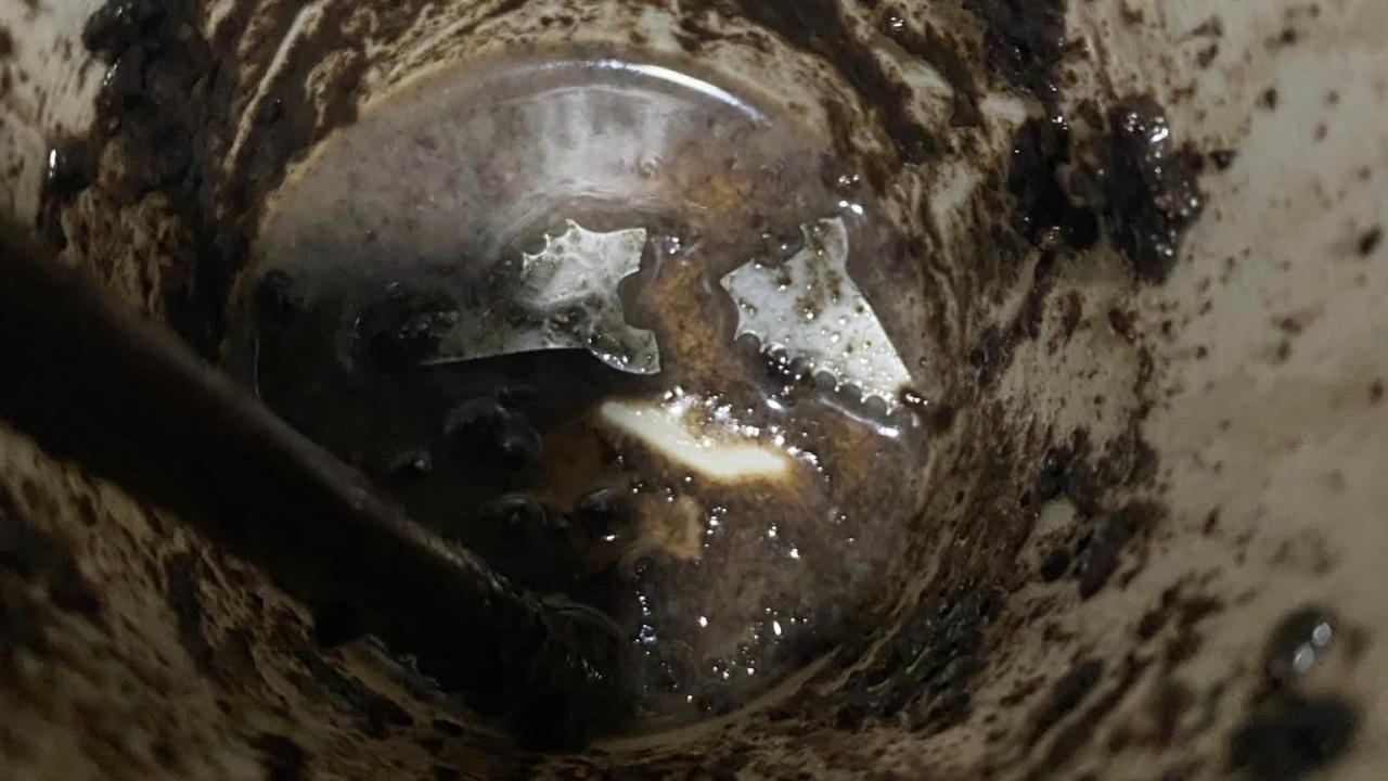 เกือบไปแล้ว สาวเตือนภัยหลังเจอ "เศษของมีคม" ในแก้วน้ำปั่น หวิดโดนบาดปาก