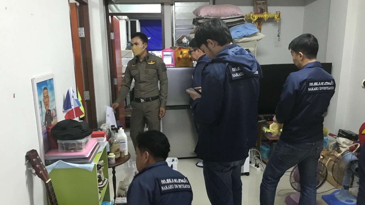 ตร.สระแก้ว ขอหมายศาลบุกค้นบ้าน 5 โจ๋คดีฆ่าป้ากบ พบปืนบีบีกัน 2 กระบอก