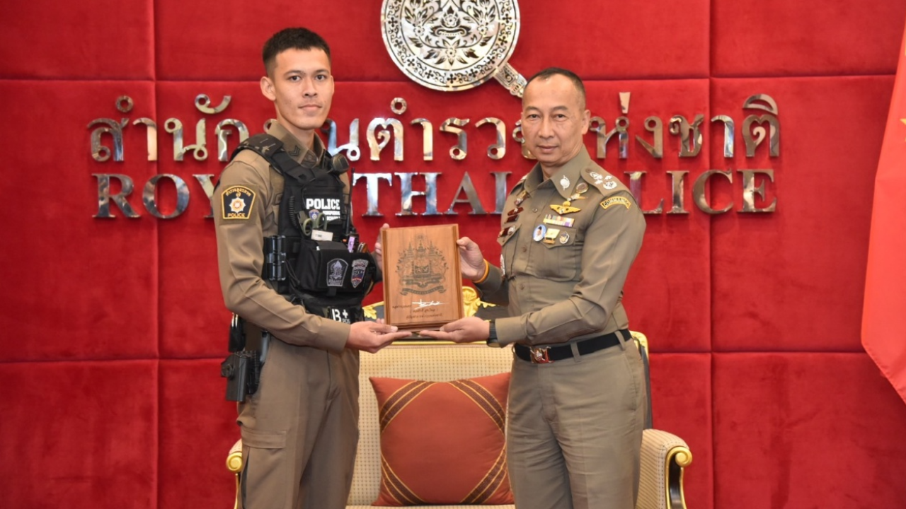 บิ๊กต่อมอบรางวัล 2 ตร. ช่วยลุงรอดจมน้ำ ชมสมเป็นผู้พิทักษ์สันติราษฎร์