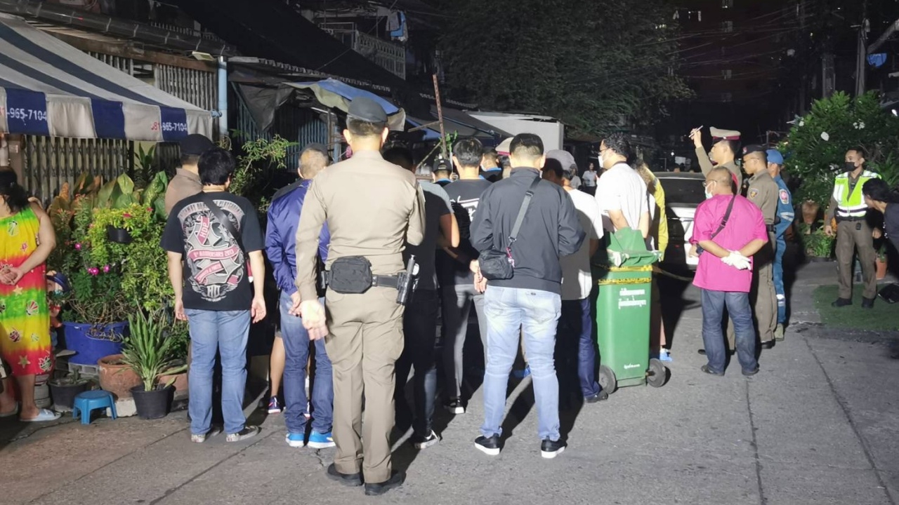 ดาบตำรวจ สน.สุทธิสาร ปืนดุ ยิงหนุ่มวัย 25 เสียชีวิต ก่อนยืนรอมอบตัว