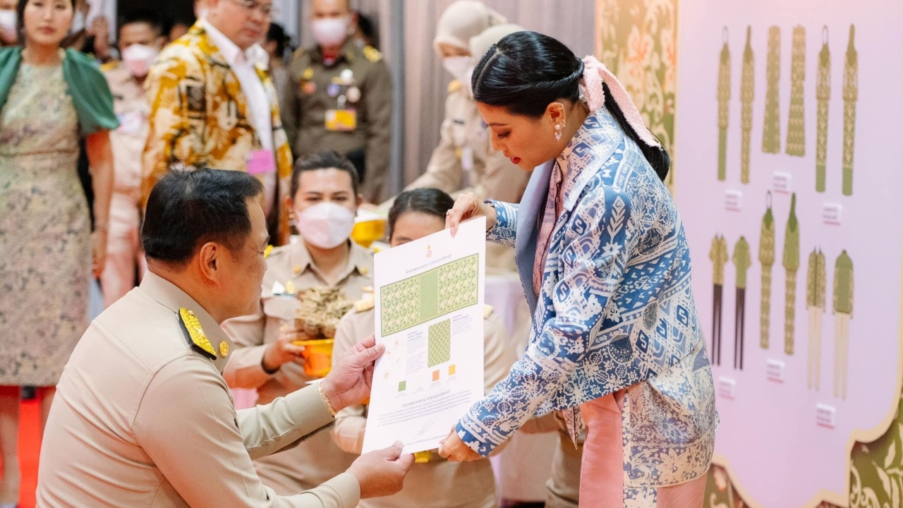 เจ้าฟ้าสิริวัณณวรีฯ เสด็จงานผ้าไทยฯ ภาคใต้ พระราชทานลายผ้าพระราชทาน “ผ้าลายชบาปัตตานี”