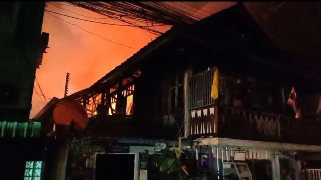 ไฟไหม้บ้านไม้โบราณ 100 ปี ของที่ปรึกษาราชสกุลอาภากร เพลิงเผาวอดทั้งหลัง