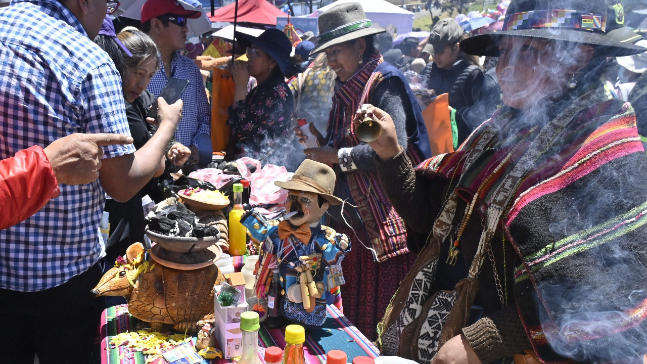 ชาวโบลิเวียร่วมพิธีบูชาเทพเจ้าแห่งความอุดมสมบูรณ์ ตามความเชื่อของชนเผ่าไอมารา