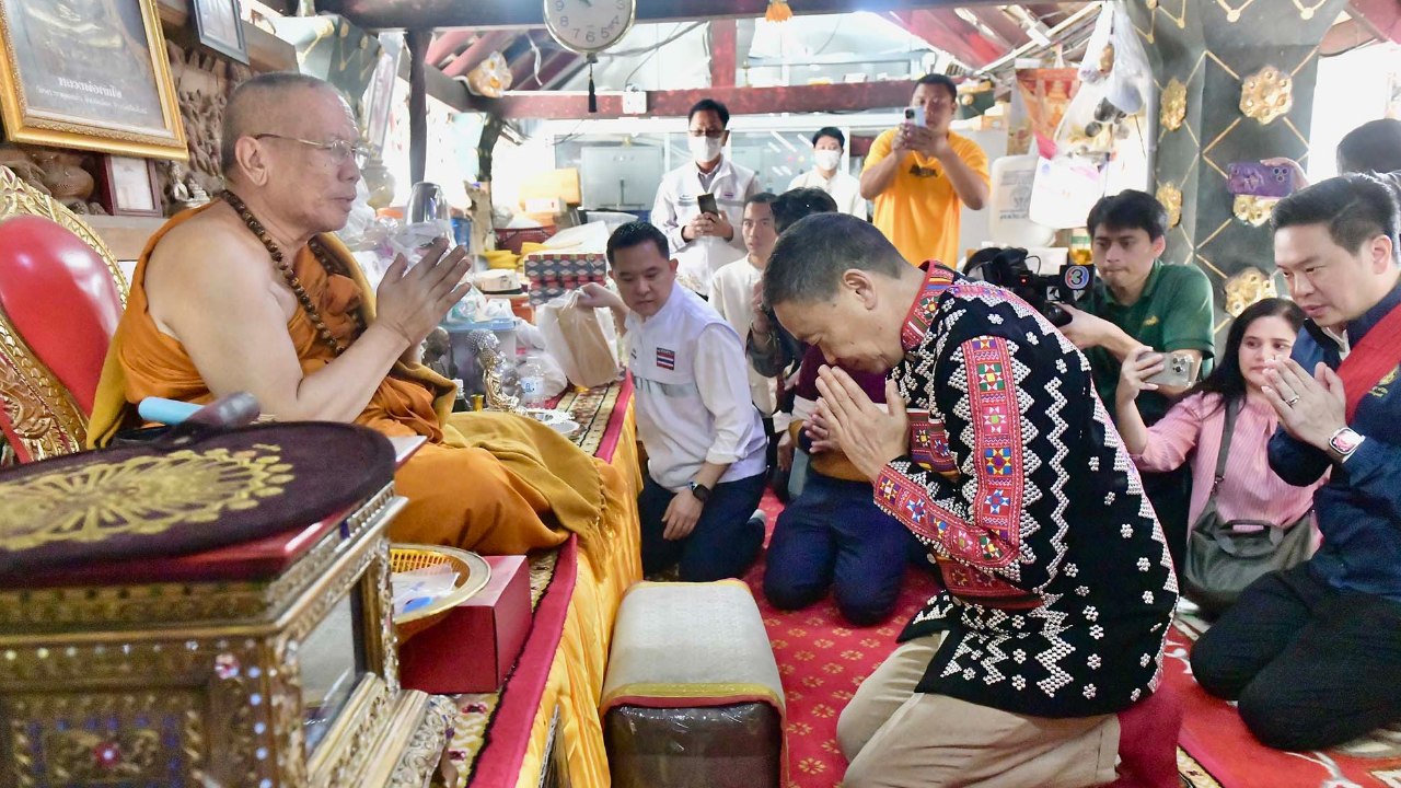 “เศรษฐา” ไหว้หลวงพ่อทันใจวัดพระธาตุดอยคำ ขอพรให้บ้านเมืองเจริญรุ่งเรือง