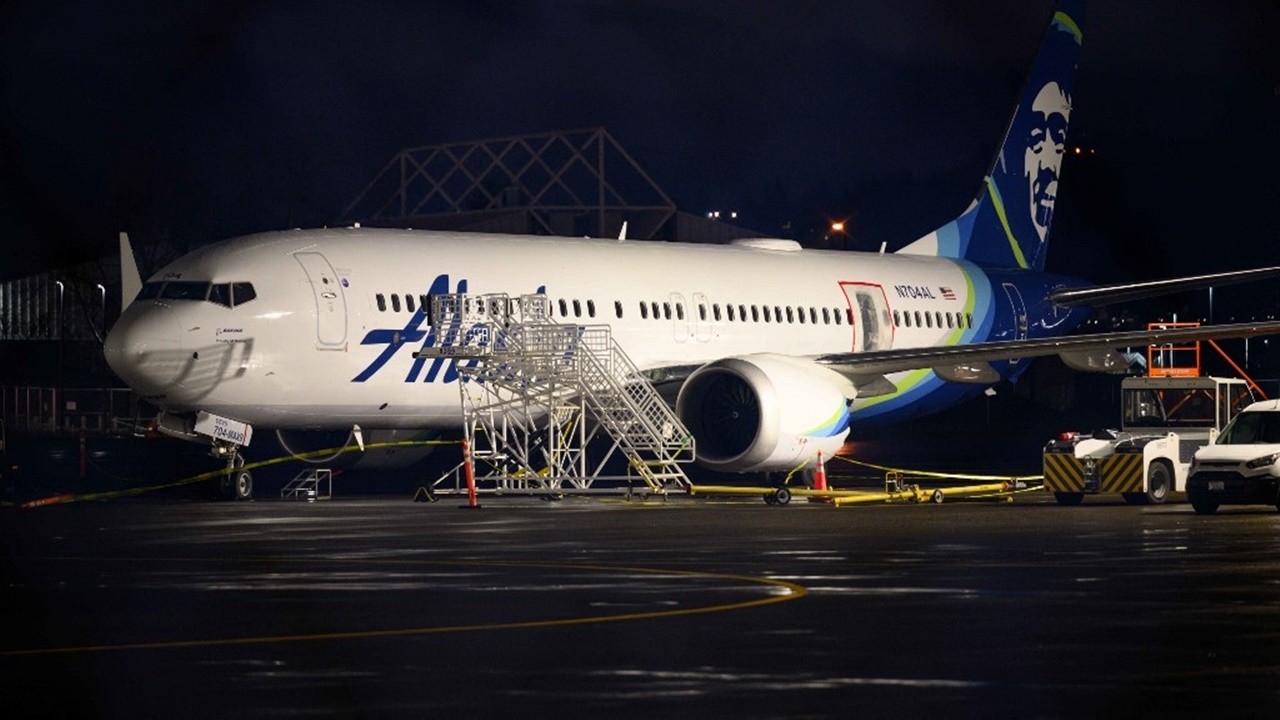 FAA เริ่มสืบสวนการผลิตของโบอิ้ง หลังชิ้นส่วนเครื่องบินหลุดกลางอากาศ