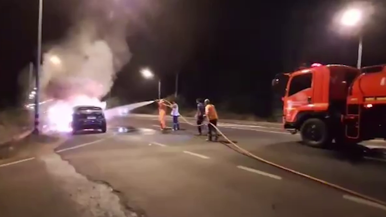 สาวขับเก๋งชนหมา ไฟไหม้รถวอด บอกโชคดีไม่ตกถนน 