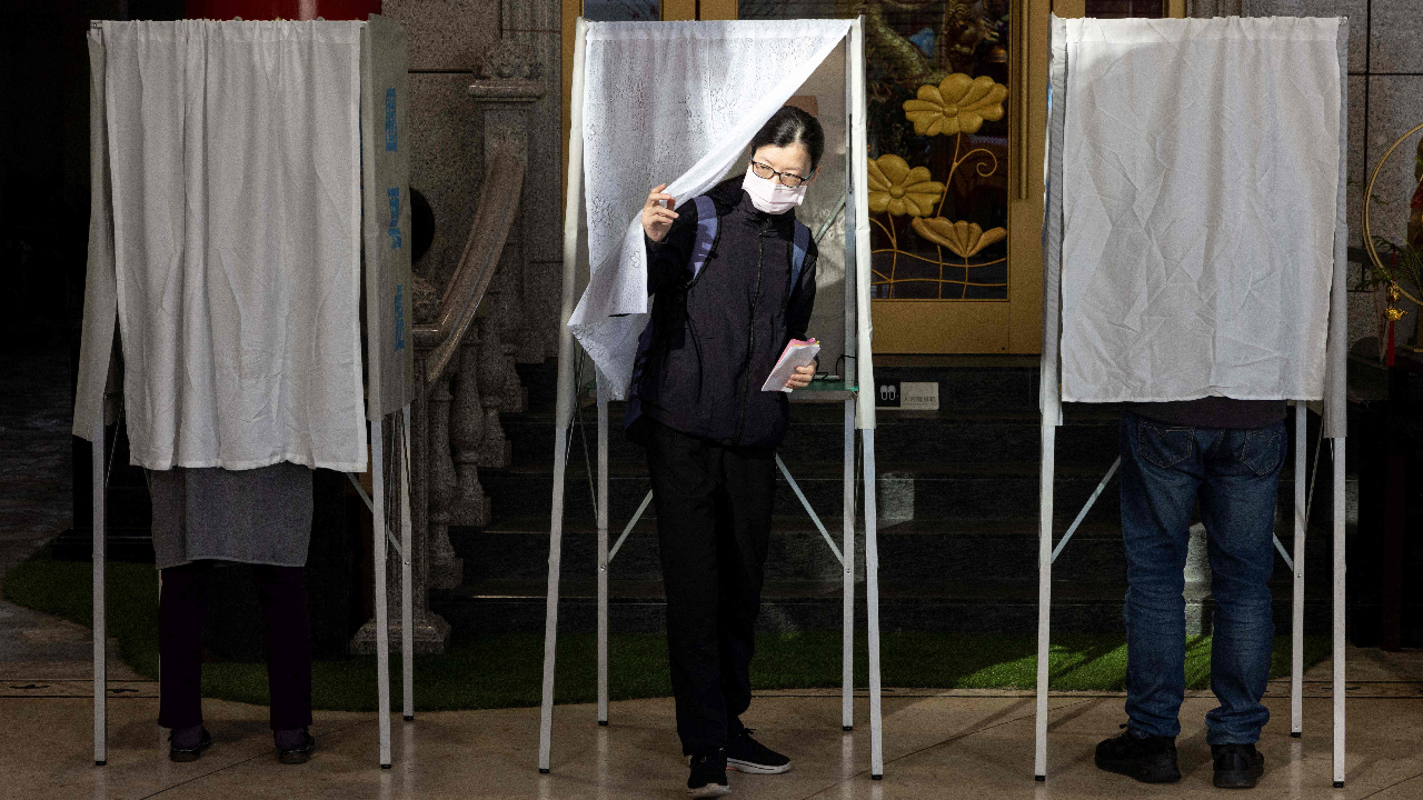 It started, the Taiwanese people gradually enter the cabin.  Vote to elect the president.