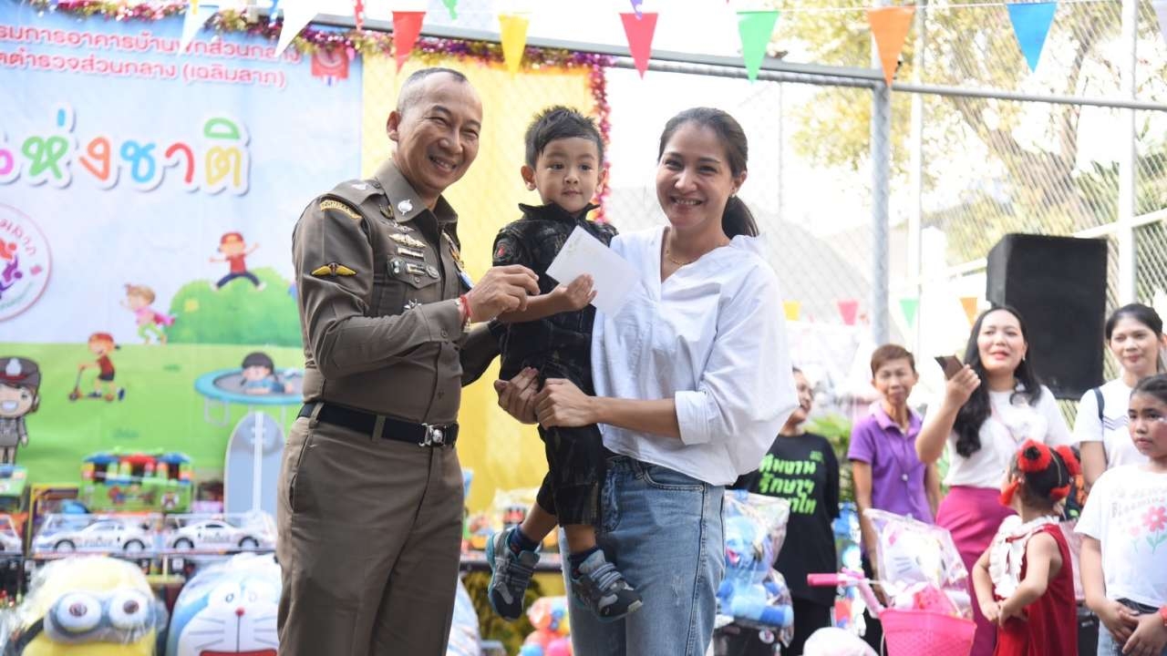 ผบ.ตร. ร่วมร้องเพลง มอบรางวัลและทุนการศึกษาในวันเด็ก แก่เด็กลูกตำรวจ