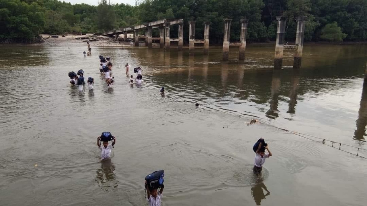 แจงกรณี สร้างสะพานข้ามเกาะพยาม กระทบ "นักเรียน" ต้องเดินลุยน้ำไปเรียน