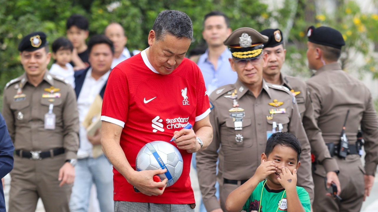 “เศรษฐา” สวมเสื้อ Liverpool เซ็นลูกบอล-ถ่ายรูปเด็กๆ บอกเป็นลูกนายกฯ เหนื่อยนะ