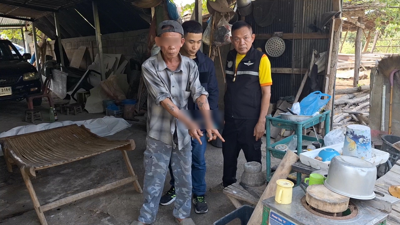 สับหัวปลาชิ้นไม่เท่ากัน 2 ลุงทะเลาะกัน ชกสู้ไม่ได้ คว้าไม้ตีหัวเพื่อนดับ