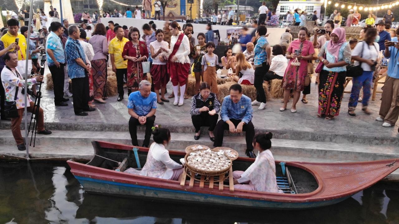 ระนอง เปิดตลาดนัดท้องถิ่นสีเขียว ริมคลองหาดส้มแป้น มุ่งหนุนท่องเที่ยวท้องถิ่น