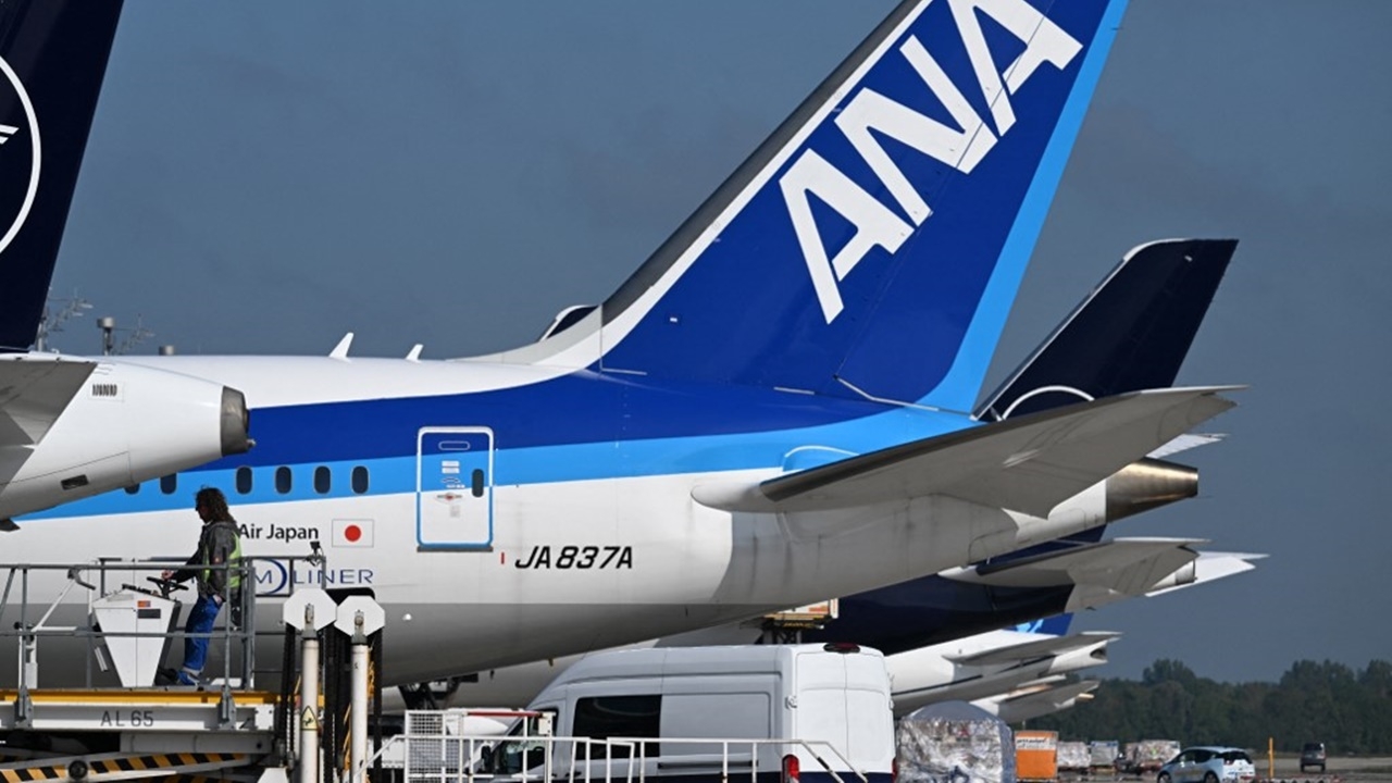 ระทึก โบอิ้ง 737-800 ของ ANA หน้าต่างห้องนักบินร้าว ต้องบินวกกลับ