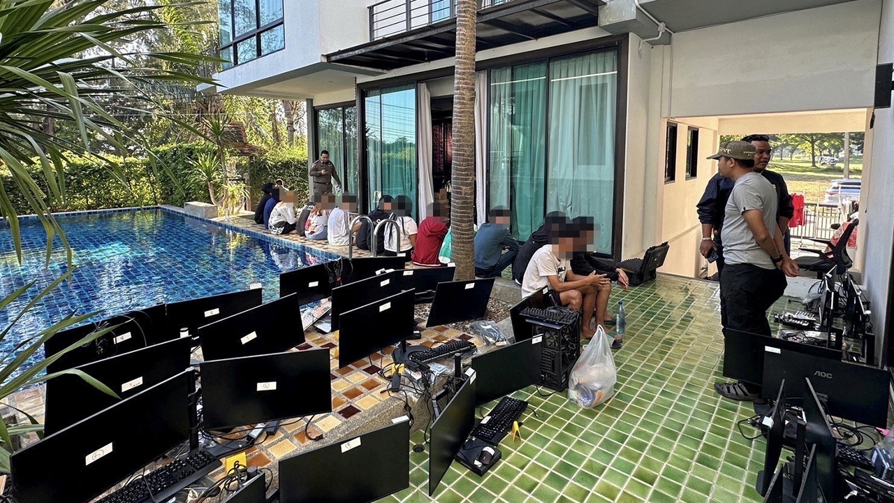 ล้าง 2 เว็บพนัน เงินสะพัด 100 ล้าน แอบเช่า "พูลวิลล่า" ใช้เป็นออฟฟิศหรู 12 แอดมินโดนจับ