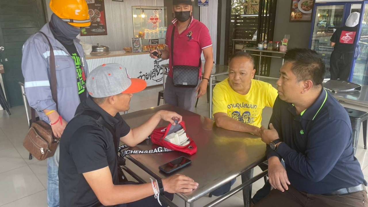 กองปราบ ล่อซื้อ ก่อนบุกรวบแก๊งขายดอลลาร์ปลอม ยึดของกลางกว่า 2 ล้านบาท