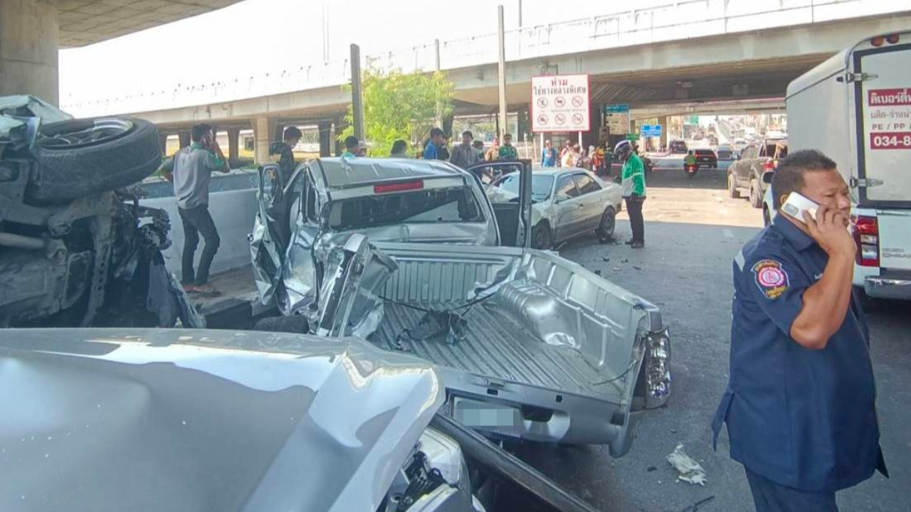 "ชนวินาศ" ปิกอัพพุ่งข้ามเกาะกลาง เสย จยย.ตาย 1 รถเฉี่ยวชน-คนเจ็บเพียบ