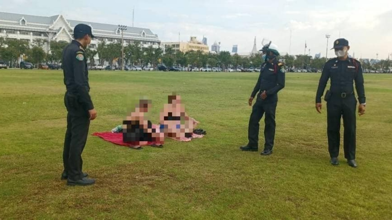 ว่อนโซเชียล ต่างชาตินุ่งบิกินีอาบแดดที่ "สนามหลวง" เขตพระนครแจง ตักเตือนแล้ว