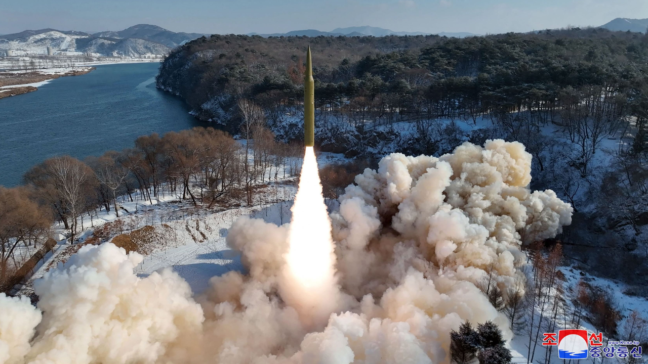 เกาหลีเหนือเผยภาพยืนยันการทดสอบขีปนาวุธครั้งแรกของปีนี้  