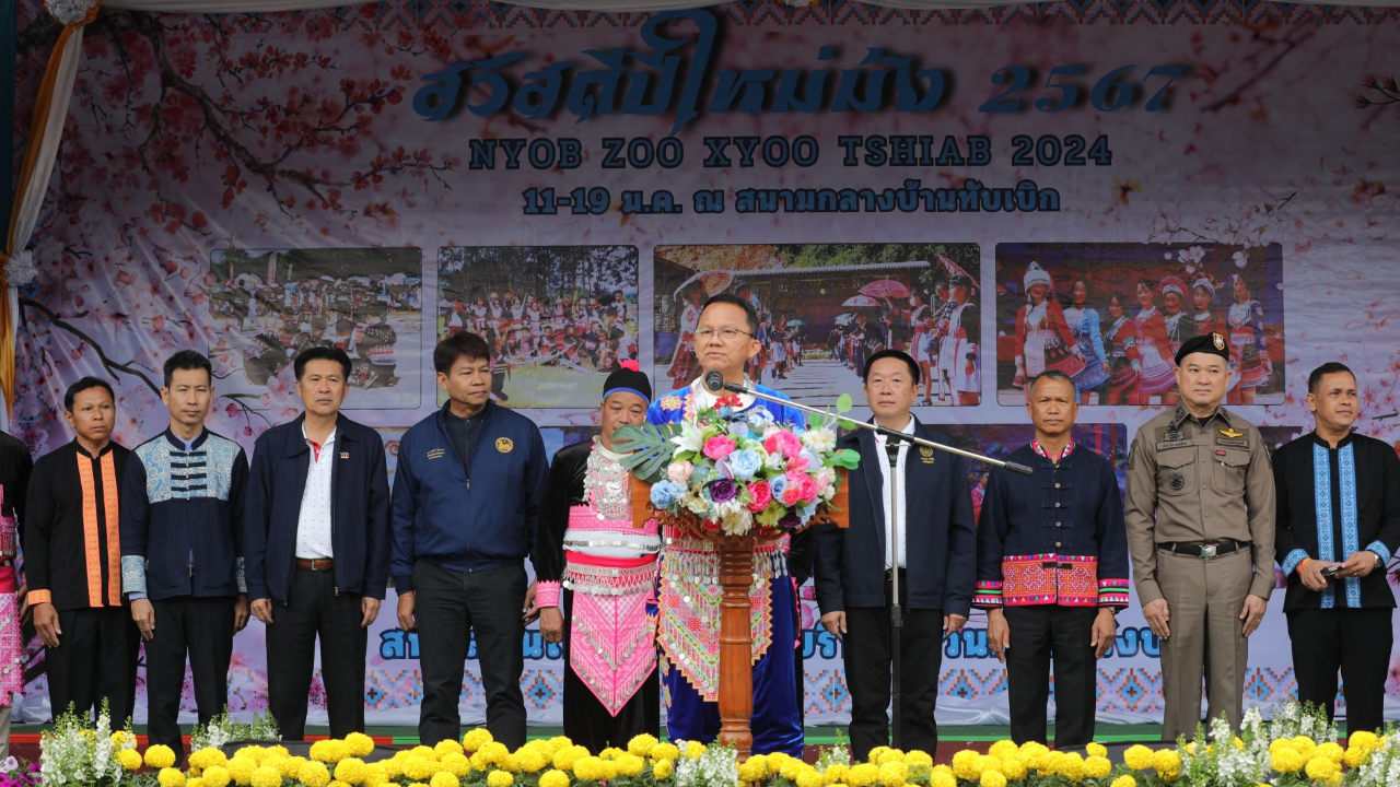 "สมศักดิ์" เปิดงานปีใหม่ม้งบ้านทับเบิก เตรียมหนุนสร้างรายได้-เลี้ยงโค