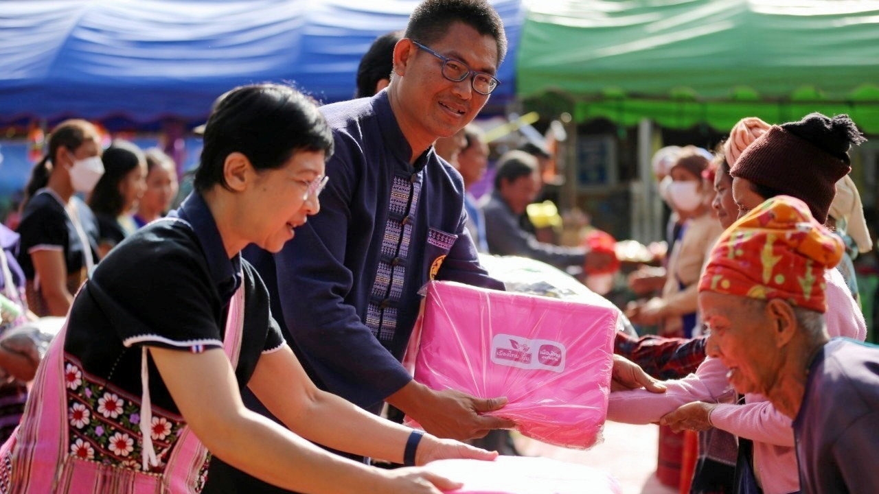 เมืองไทยประกันชีวิต สานต่อโครงการห่มรัก มอบผ้าห่มอัพไซคลิงจากขวดพลาสติก