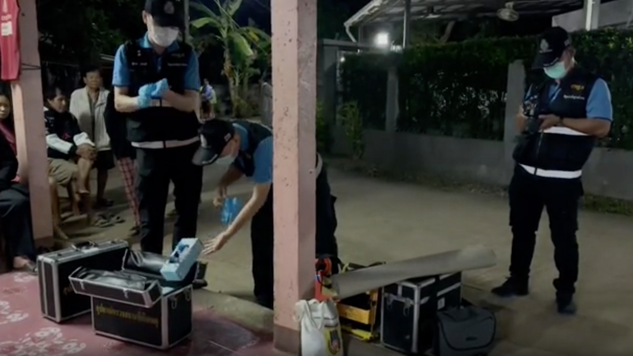 ลูกชาย แทงคอพ่อดับ ฉุนถูกด่า "เปิดเพลงเสียงดัง" ก่อนยืนรอมอบตัวตำรวจ