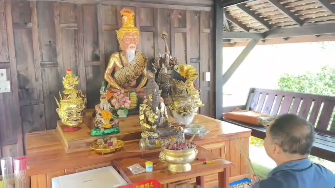 เจ้าของธุรกิจอสังหาฯ จุดประทัดแก้บน "พ่อแก่พันล้าน" ใจดีแบ่ง "เลขเด็ด" ลุ้นโชค