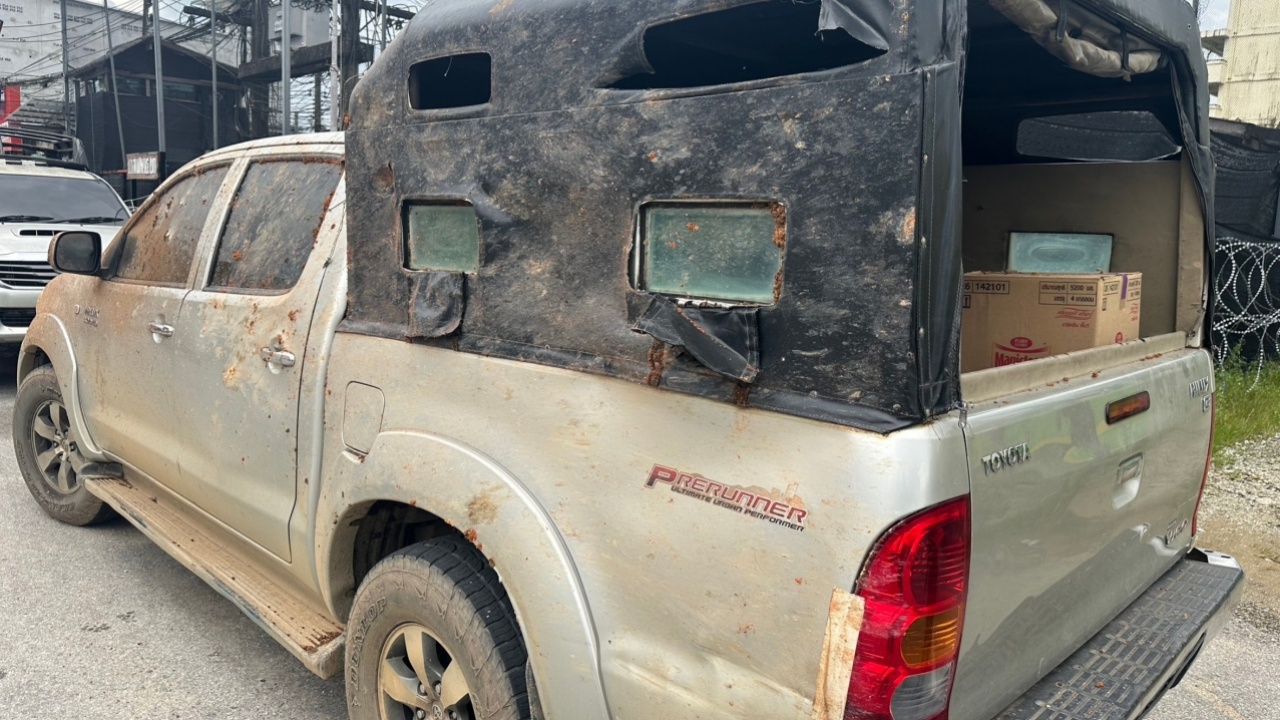 โจรใต้วางระเบิดรถหุ้มเกราะ คุ้มกันครู ไปฟื้นฟูห้องสมุดเสียหายจากน้ำท่วม