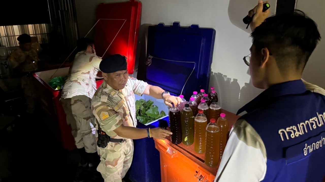 ฝ่ายปกครอง สนธิกำลังตำรวจ สภ.ปากช่อง ลุยจับน้ำกระท่อม ของกลาง 167 ขวด