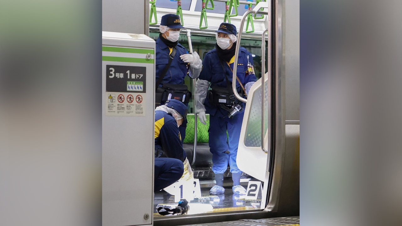 ญี่ปุ่นระทึกอีก หญิงสาวใช้มีดกวัดแกว่งโดนคนบนรถไฟบาดเจ็บ 4 รายในกรุงโตเกียว