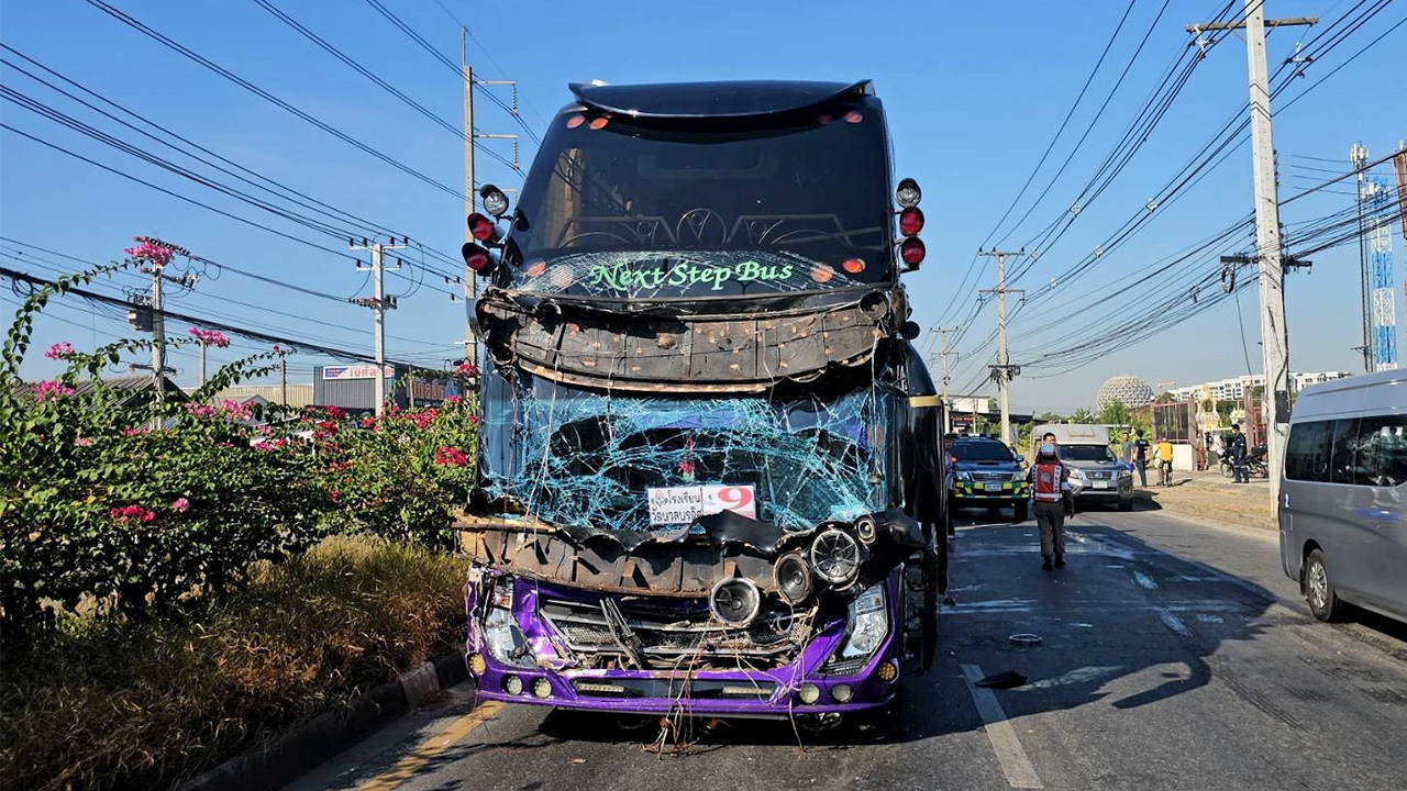 บัสชนสนั่น 3 คัน นักเรียนเจ็บ 25 คน “วัดนวลนรดิศ” ไปทัศนศึกษา กระบะตัดหน้า