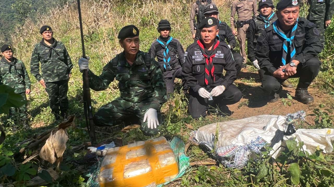 ร้อย.ทพ.3201 ลาดตระเวน ปะทะแก๊งค้ายา ชายแดนแม่อาย ยึดยาบ้า 2 แสนเม็ด