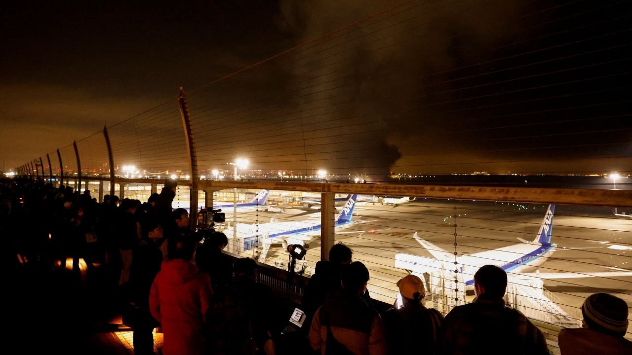 เศร้า ลูกเรือเครื่องบินหน่วยยามฝั่งญี่ปุ่นดับ 5 ศพ ชนกับเครื่องบิน JAL ไฟท่วม