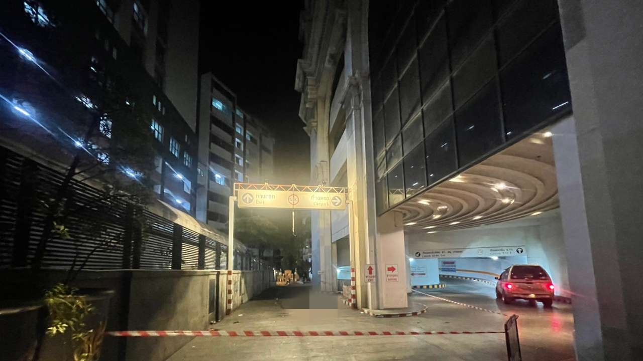 สลด หนุ่มพลัดตกชั้น 52 คอนโดหรูย่านสีลม ร่างแหลกตายสยองกลางถนน