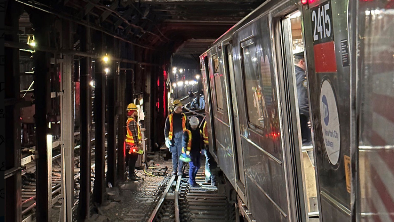 รถไฟใต้ดินเฉี่ยวกันตกรางในนครนิวยอร์ก บาดเจ็บกว่า 24 ราย 